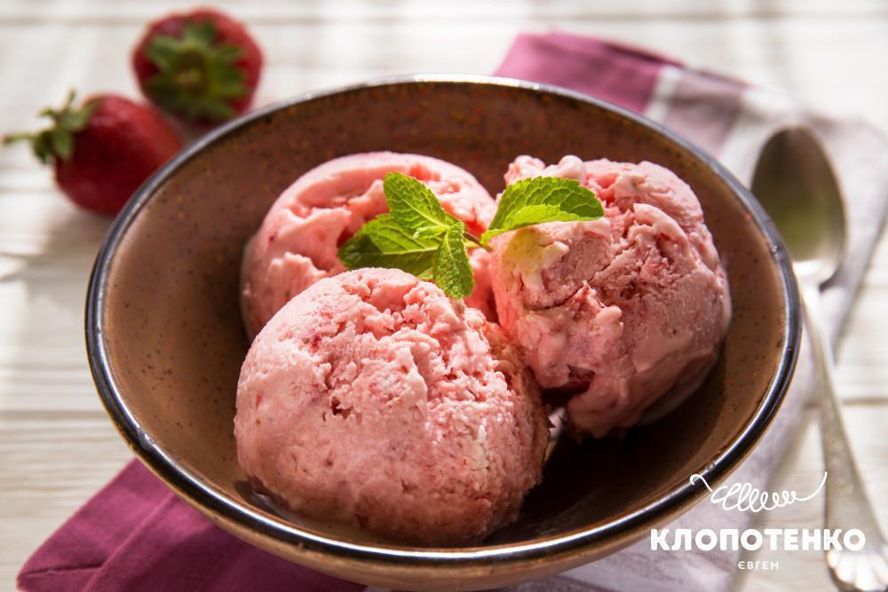 Морозиво з йогурту із полуницею