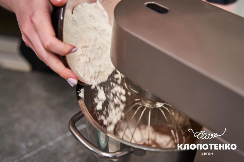 Замісіть тісто на бісквіт