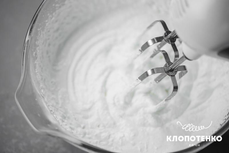 Збийте вершки і додайте в мус