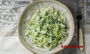Салат з молодою капустою та огірком