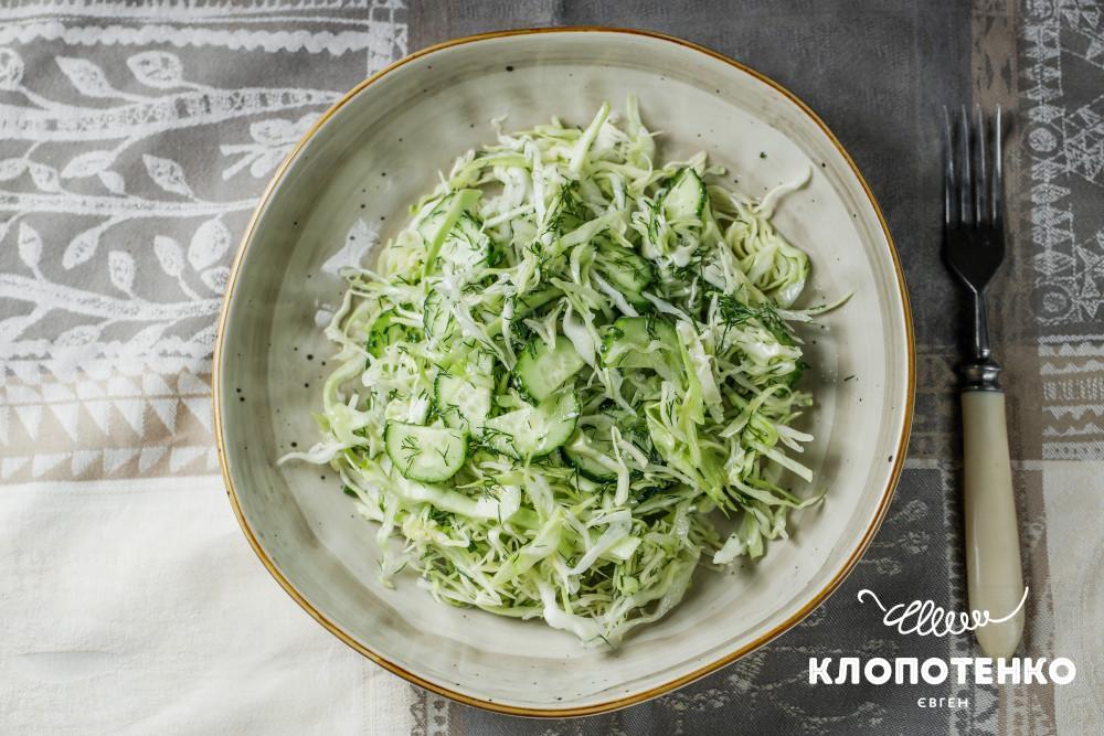 Салат з молодою капустою та огірком