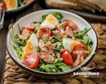 Салат з руколою і тунцем