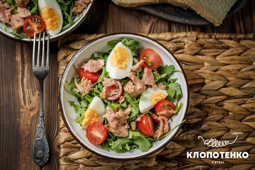 Салат з руколою та тунцем