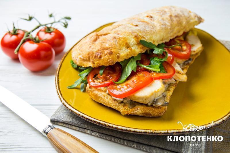 Сандвіч з куркою та руколою