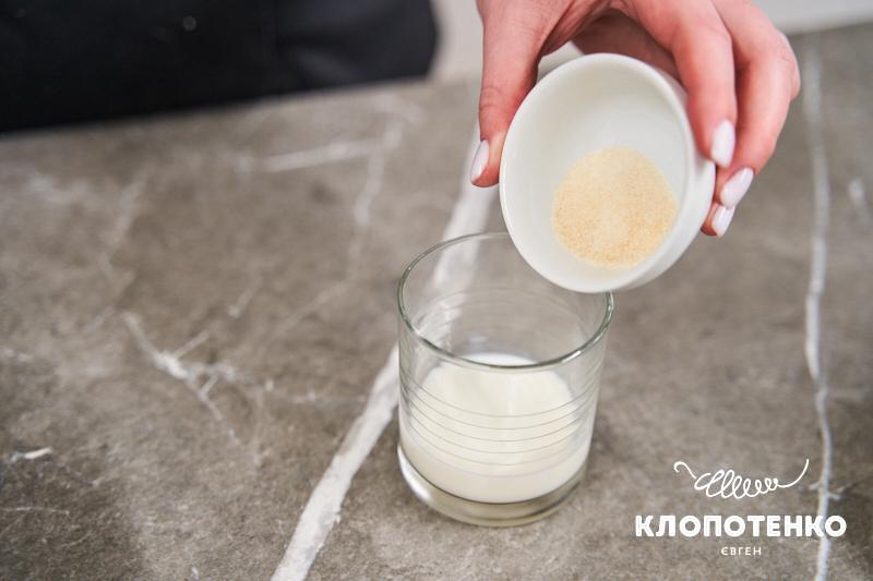 Змішайте молоко і желатин