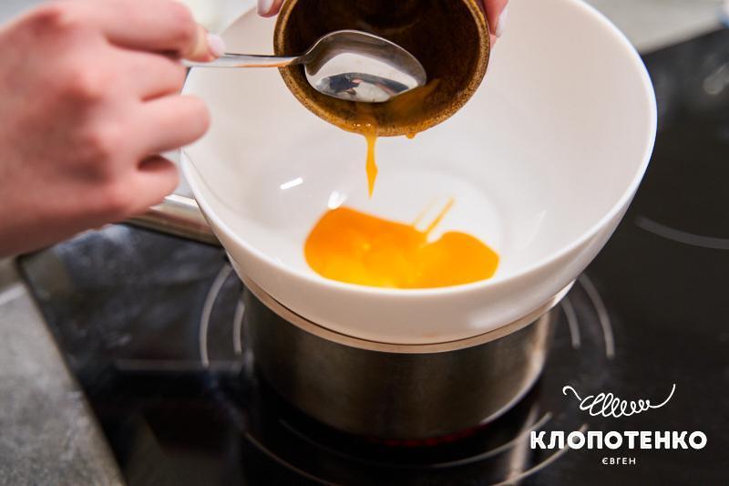 Заваріть яйця на паровій бані