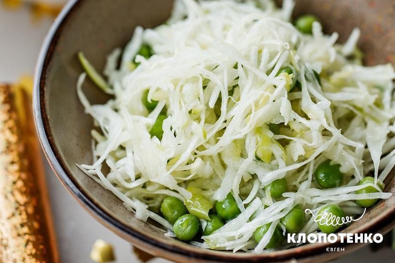 Салат з капустою та яблуком