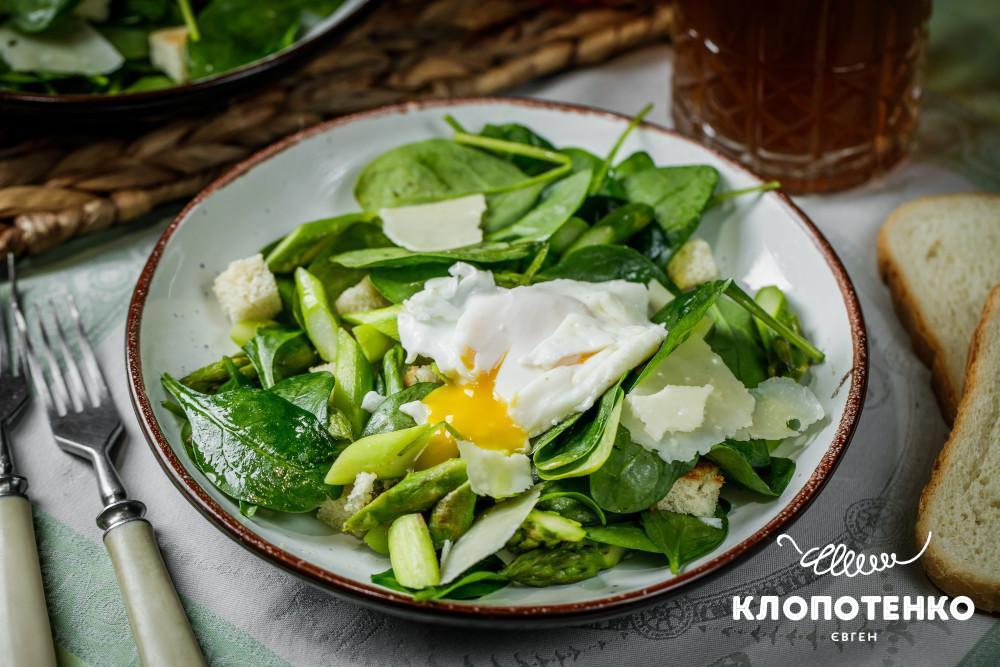 салат зі спаржею