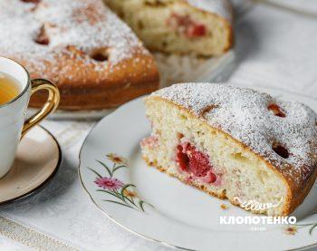 Заливний пиріг з полуницею на кефірі