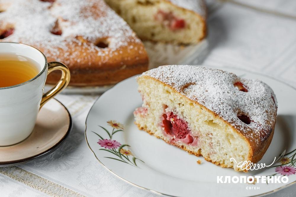 Заливний пиріг з полуницею на кефірі