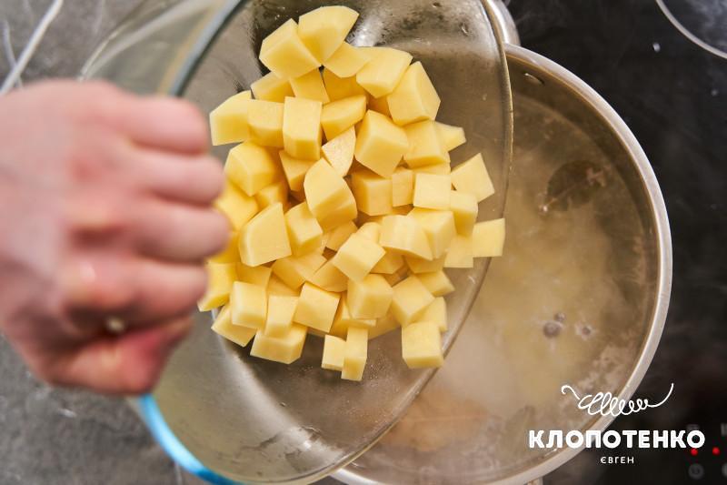 Зелений борщ з кропивою
