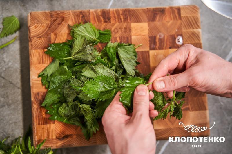 Зелений борщ з кропивою