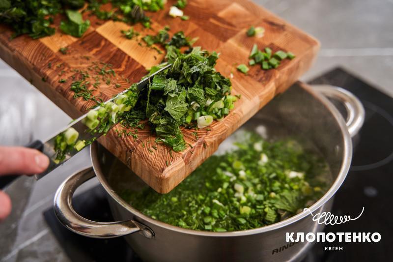 Зелений борщ з кропивою