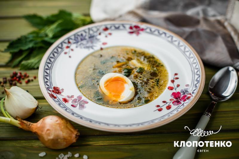 Зелений борщ із щавлем та кропивою