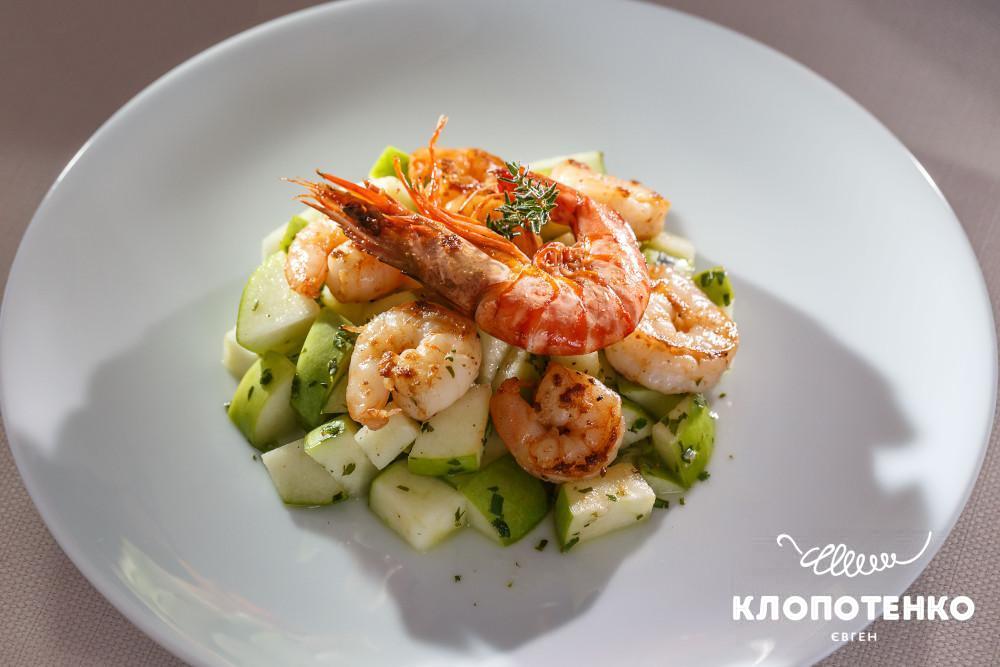 салат яблоки та креветки