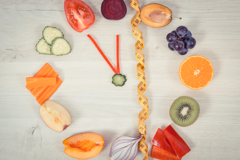 фрукти, викладені у формі годинника