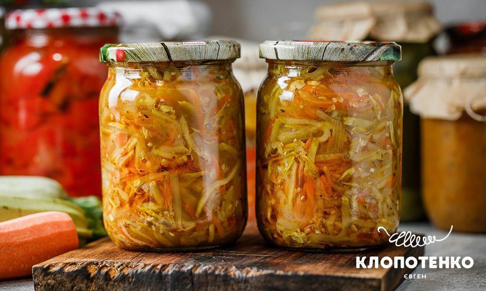 Кабачки по-корейски самый вкусный рецепт быстрого приготовления. Вкусный рецепт кабачков по корейски на зиму. Кабачки по-корейски на зиму с приправой для корейской моркови. Корейские салаты на зиму. Вкусный рецепт кабачков по корейски на зиму.