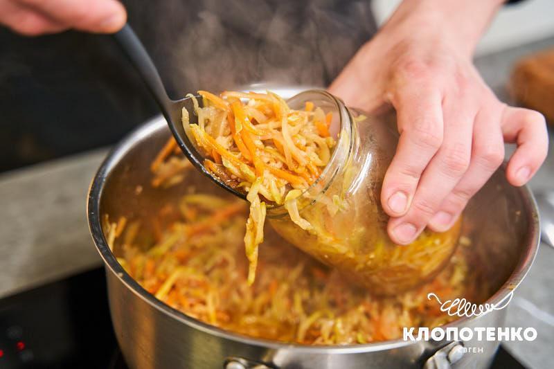 Розкладіть кабачки по банках