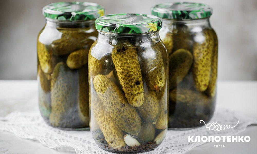 Мариновані огірки в банках