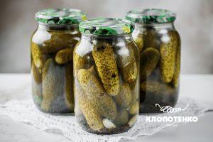Мариновані огірки в банках