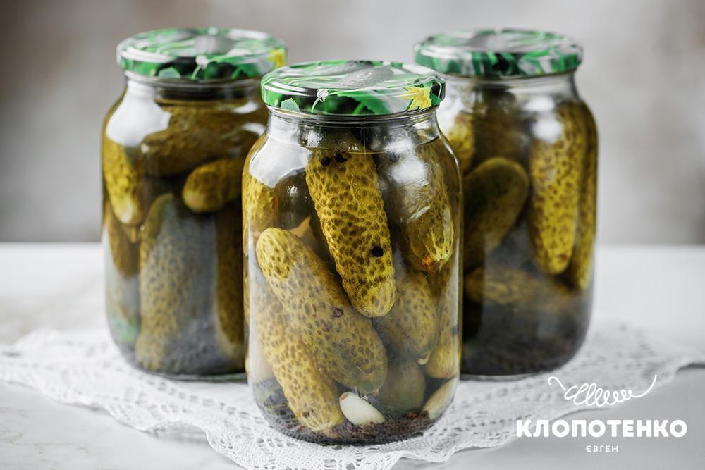 Мариновані огірки в банках