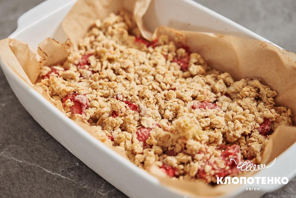 Крамбл з ревенем і полуницею