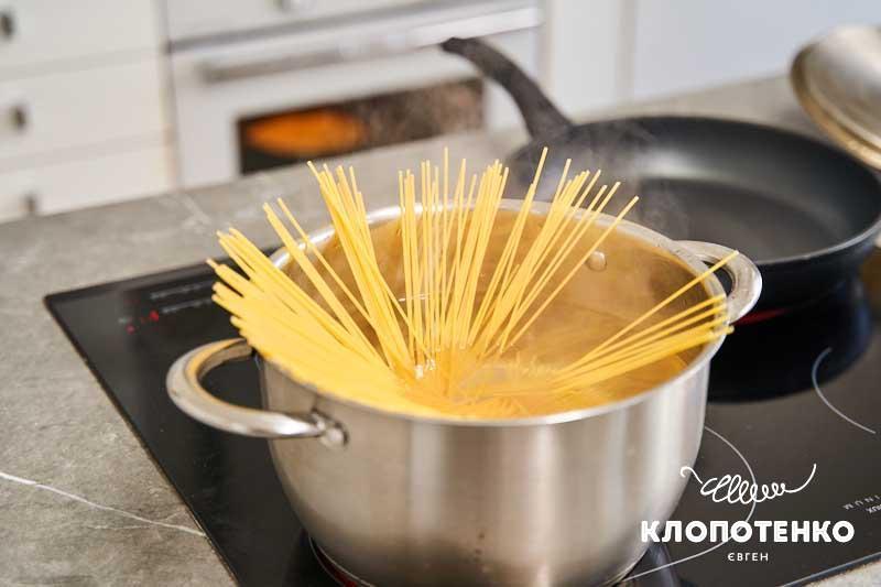 Паста з куркою. Варимо спагеті
