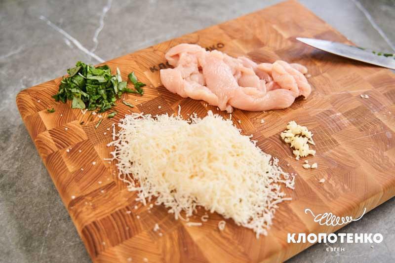 Паста з куркою. Ріжемо курку