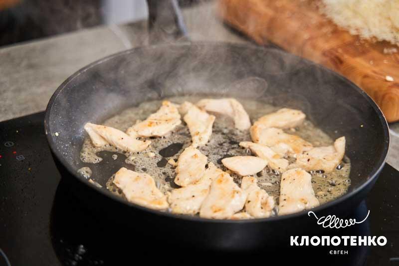 Спагеті з куркою. Смажимо курку