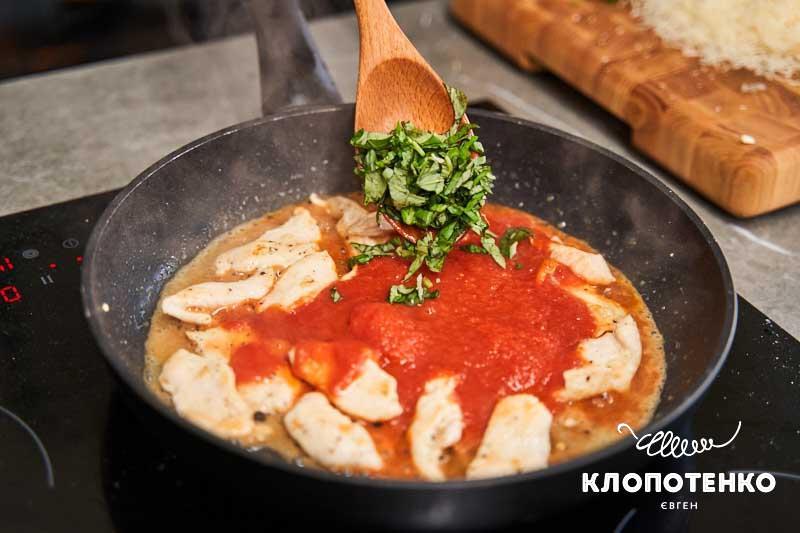 Паста з куркою і томатним соусом