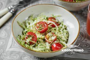 салат з молодої капусти