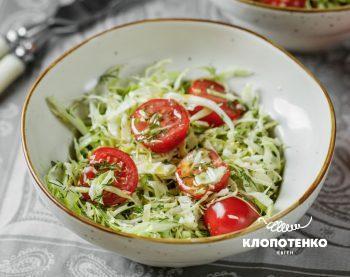 салат з молодої капусти