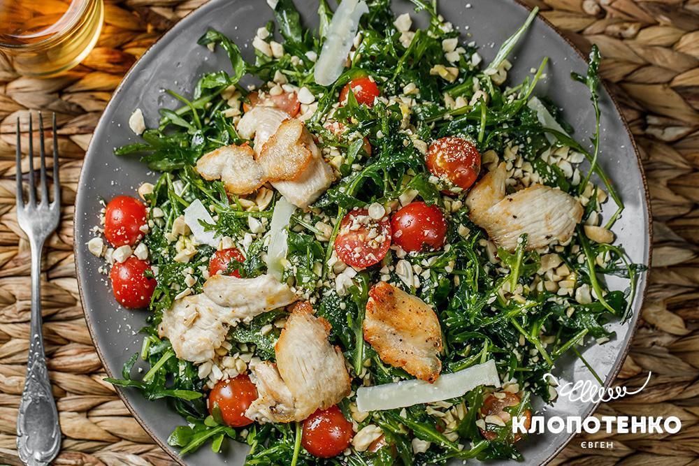 Салат з курки і руколи