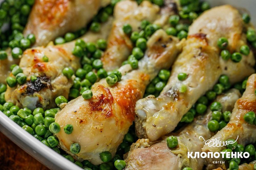 Гомілки в духовці з зеленим горошком