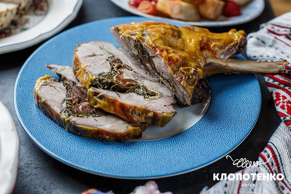 Запечена бараняча нога зі сливами і зеленню