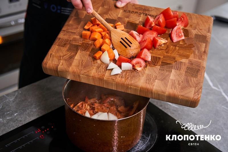 Додайте до креветок овочі