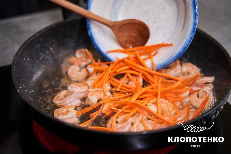 Посмажте креветки та моркву