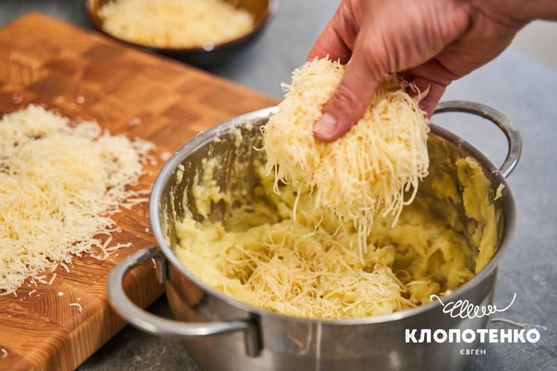 Додайте сир у картоплю