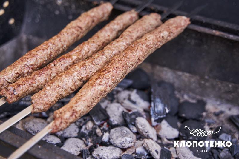 Смажте кебаб, постійно перевертаючи