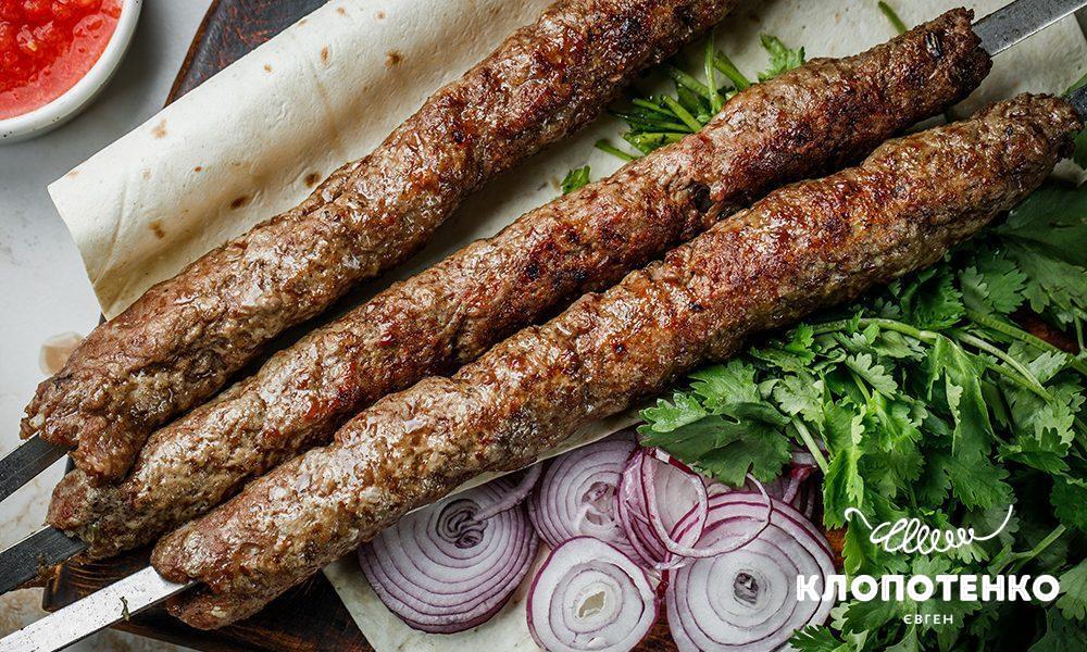 Люля-кебаб на мангалі з салом