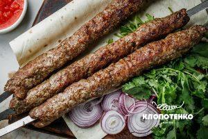 Люля-кебаб на мангалі з салом