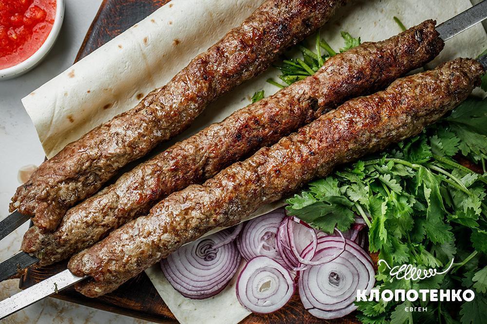 Люля-кебаб на мангалі з салом