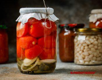 Мариновані помідори половинками