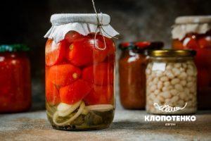 Мариновані помідори половинками