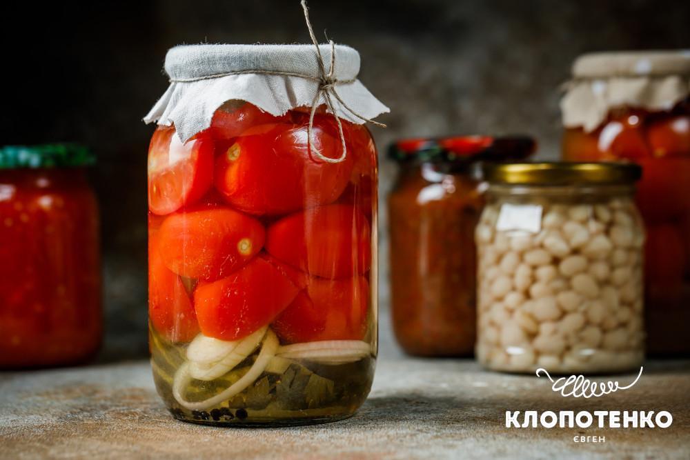 Мариновані помідори половинками