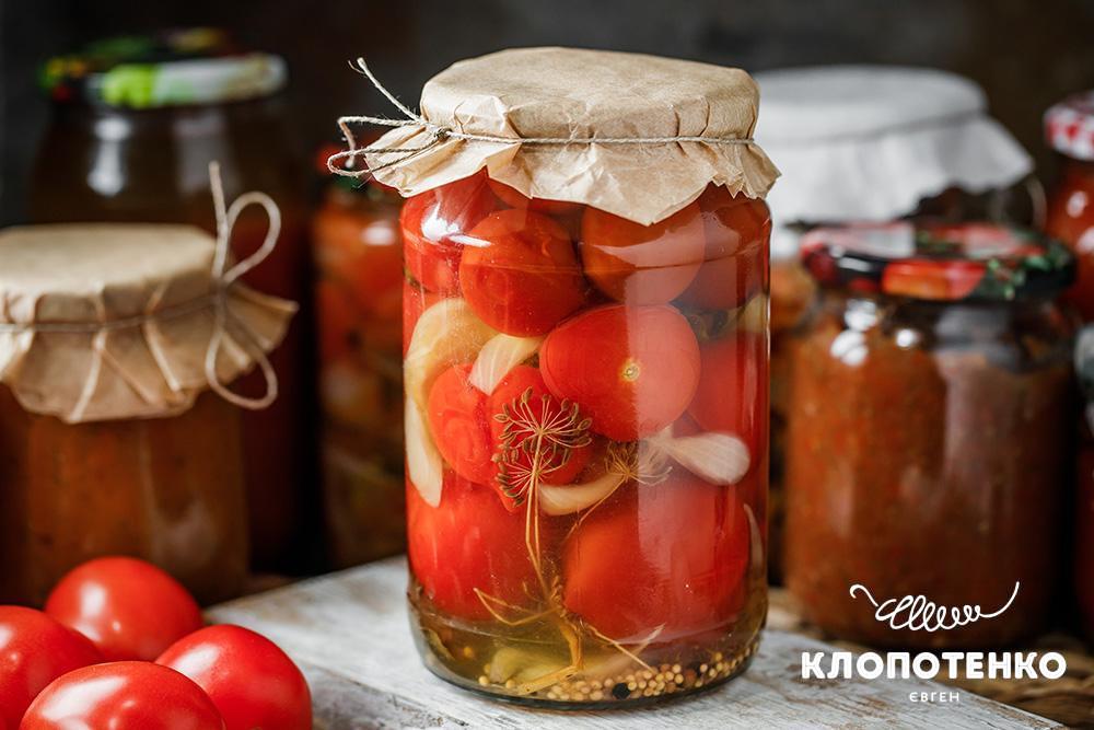 Мариновані помідори з цибулею