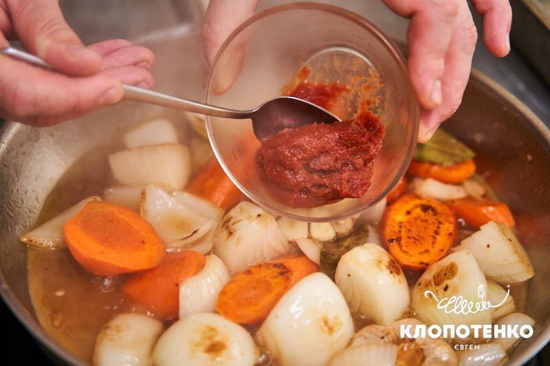 Додайте вино і томатну пасту