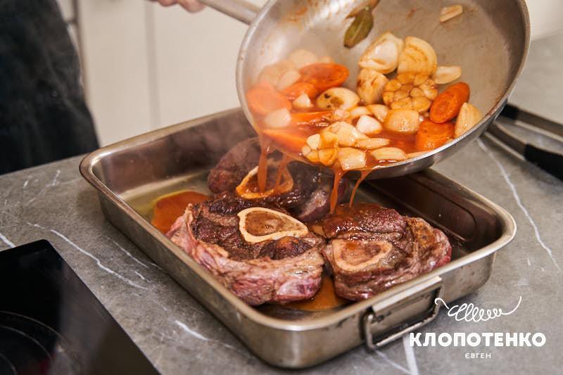 Залийте м'ясо соусом