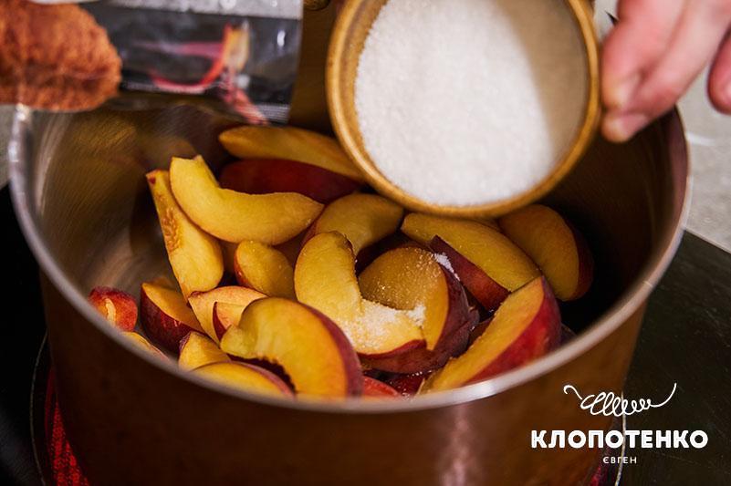 Карамелізуйте персики