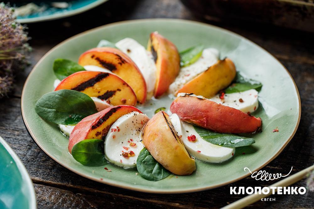 Салат з персиками і сиром